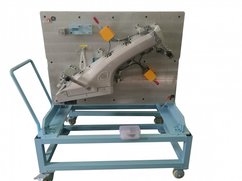東莞柏瑞B(yǎng)柱加強(qiáng)件檢具 側(cè)拉門內(nèi)板檢具 餐車前地板左面板檢具