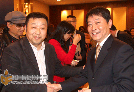 中國國家發(fā)展改革委副主任穆虹、中國廚房設備網(wǎng)總經(jīng)理鄭保華